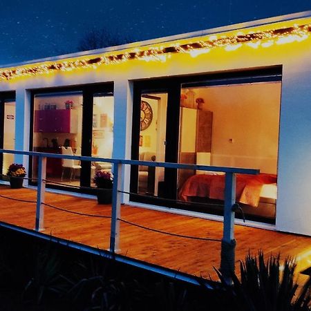 Ranch 66 - Moderni Tiny House Black Swallow Ve Stylu Route 66 Se Saunou A Bazenem Tršice Extérieur photo