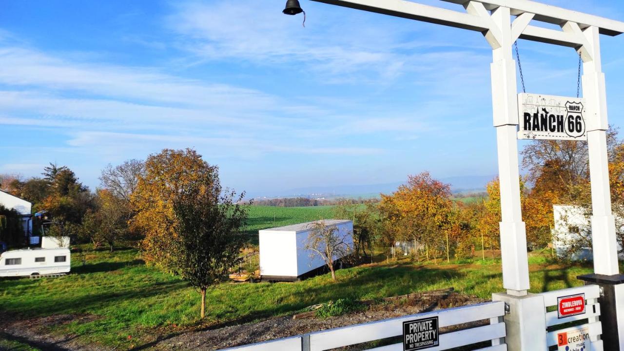 Ranch 66 - Moderni Tiny House Black Swallow Ve Stylu Route 66 Se Saunou A Bazenem Tršice Extérieur photo