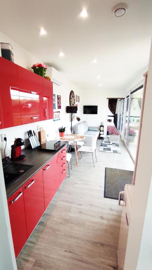 Ranch 66 - Moderni Tiny House Black Swallow Ve Stylu Route 66 Se Saunou A Bazenem Tršice Extérieur photo