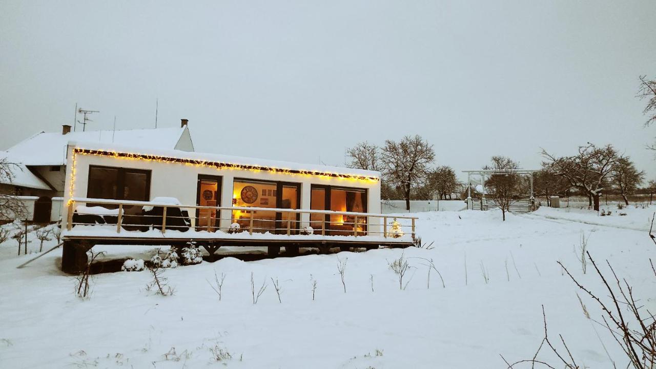 Ranch 66 - Moderni Tiny House Black Swallow Ve Stylu Route 66 Se Saunou A Bazenem Tršice Extérieur photo