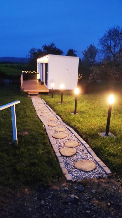 Ranch 66 - Moderni Tiny House Black Swallow Ve Stylu Route 66 Se Saunou A Bazenem Tršice Extérieur photo