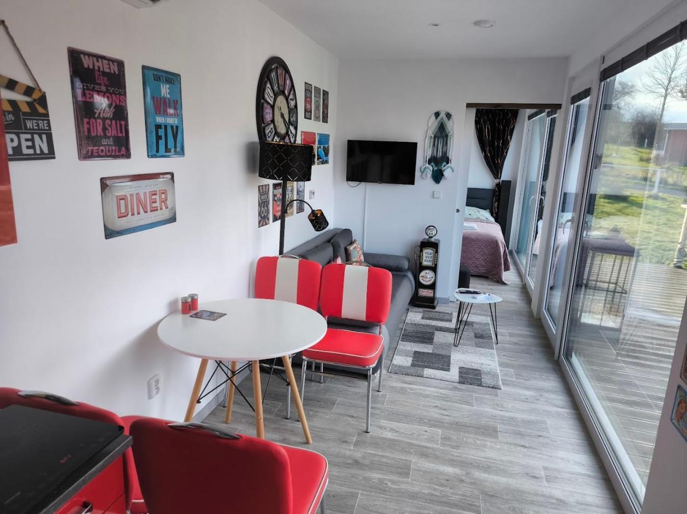 Ranch 66 - Moderni Tiny House Black Swallow Ve Stylu Route 66 Se Saunou A Bazenem Tršice Extérieur photo